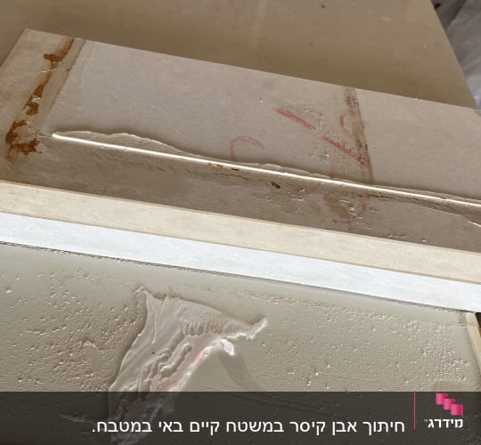 שני לוחות שיש עם סימני דבק ולכלוך
